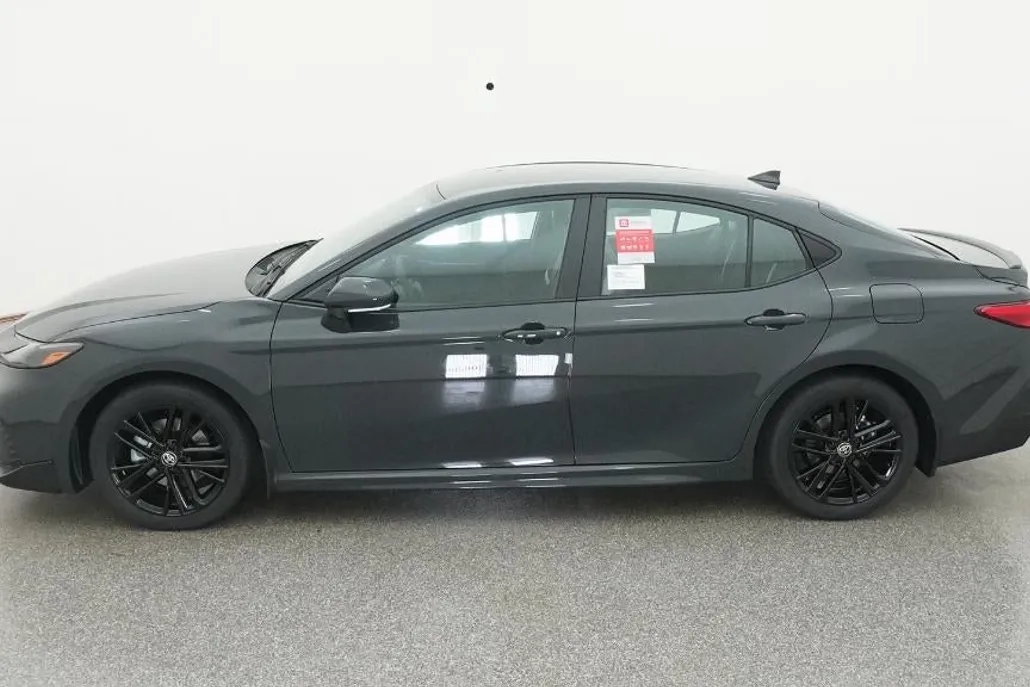 2026 Toyota Camry SE photo 1