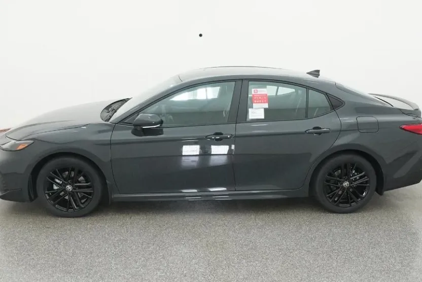 2026 Toyota Camry SE photo 1