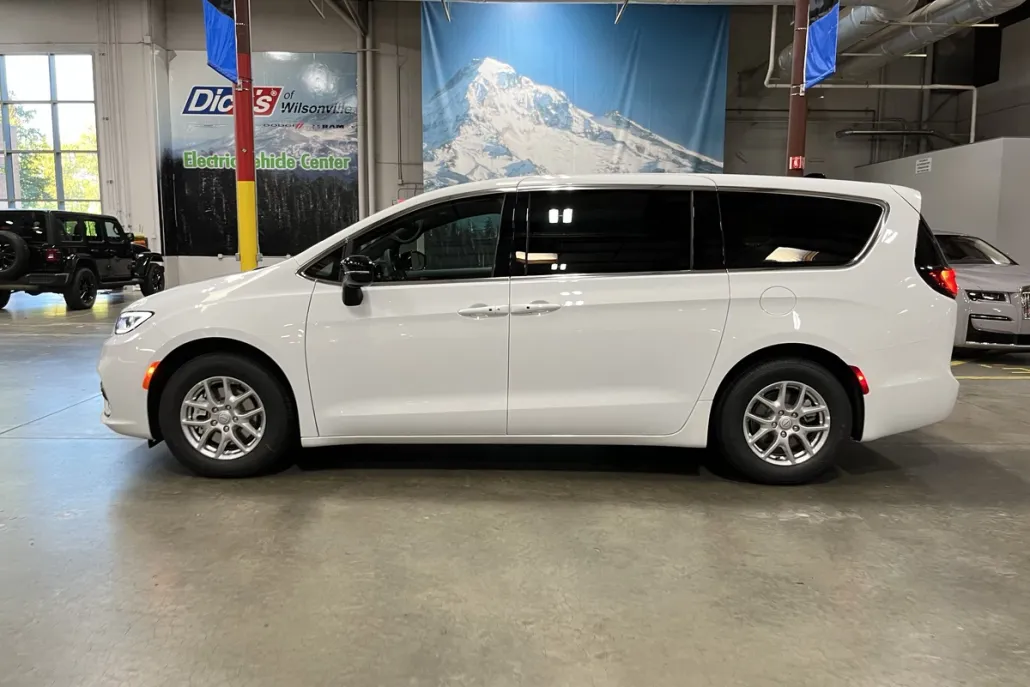 2026 Chrysler Pacifica photo 1