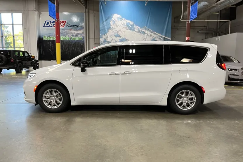 2026 Chrysler Pacifica photo 1
