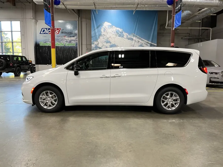 2026 Chrysler Pacifica photo 1