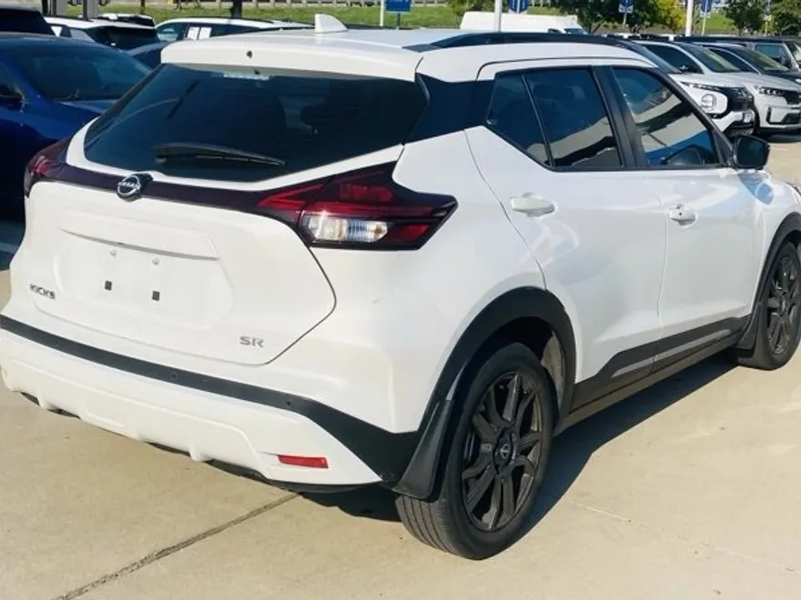 2023 Nissan Kicks SR photo 1
