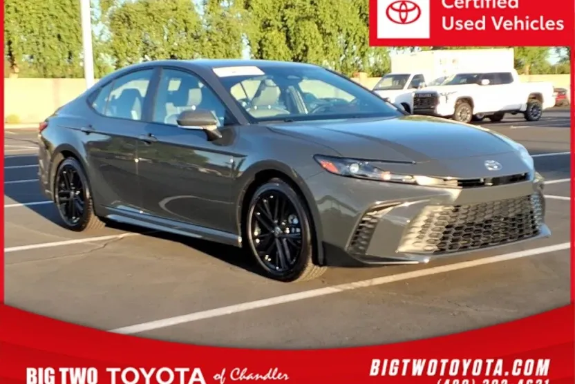 2025 Toyota Camry SE photo 1