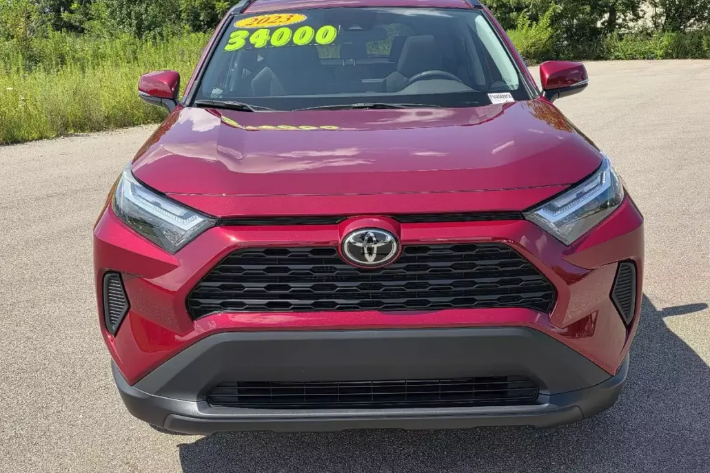 2023 Toyota RAV4 XLE photo 1