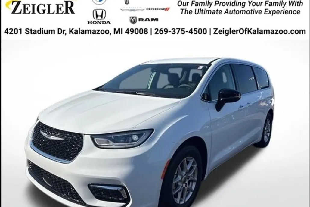 2024 Chrysler Pacifica Touring L photo 1
