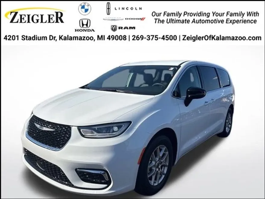 2024 Chrysler Pacifica Touring L photo 1
