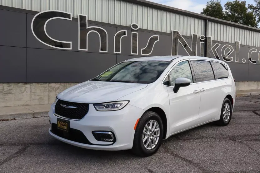 2023 Chrysler Pacifica Touring L photo 1