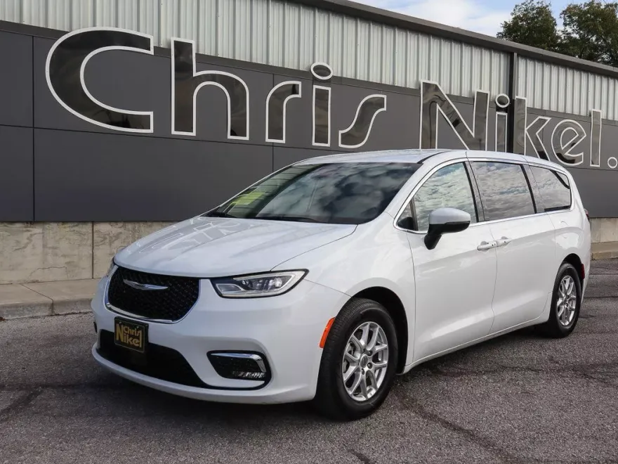 2023 Chrysler Pacifica Touring L photo 1
