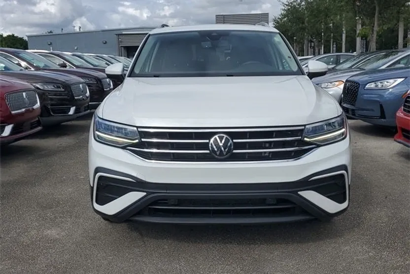 2023 Volkswagen Tiguan SE photo 1