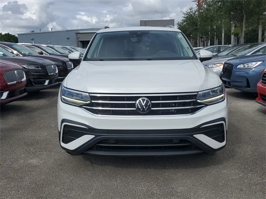 2023 Volkswagen Tiguan SE photo 1