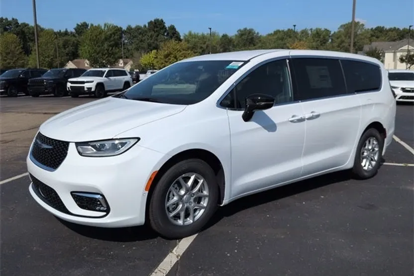 2026 Chrysler Pacifica photo 1