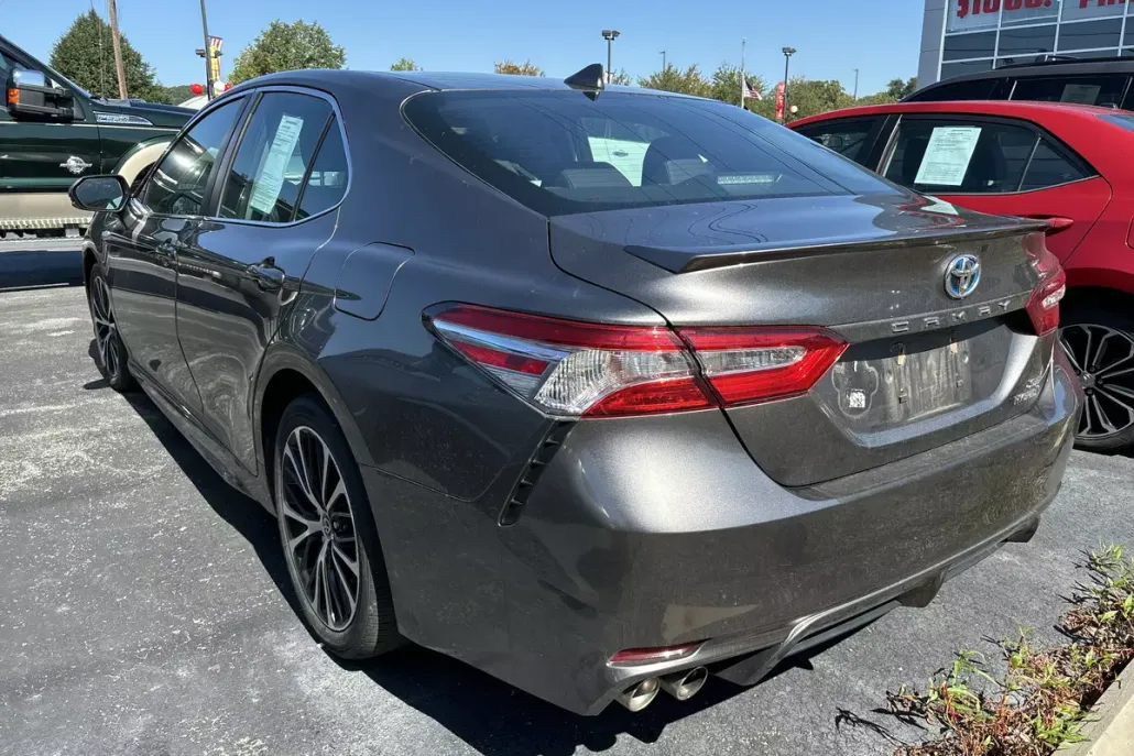 2020 Toyota Camry Hybrid SE photo 1
