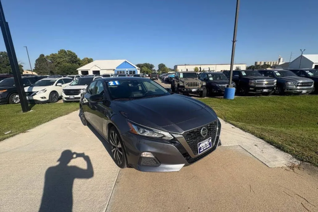 2021 Nissan Altima 2.5 SR photo 1