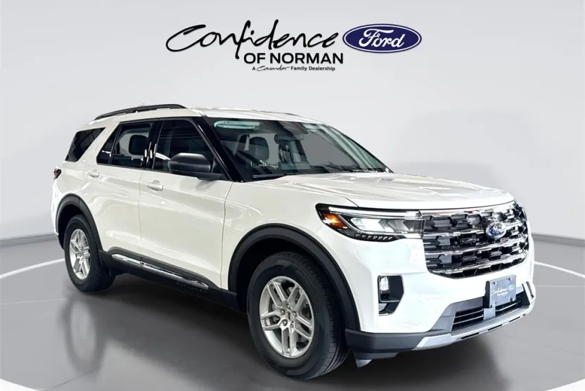 2025 Ford Explorer photo 1