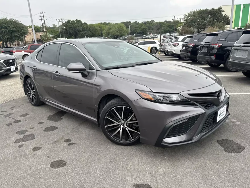 2022 Toyota Camry SE photo 1