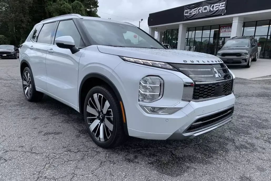 2025 Mitsubishi Outlander SEL photo 1