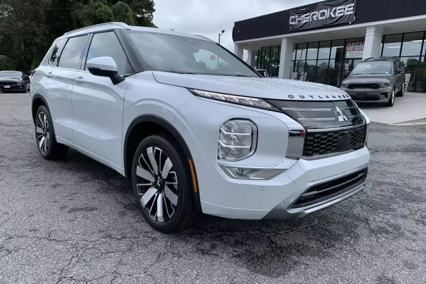 2025 Mitsubishi Outlander SEL photo 1