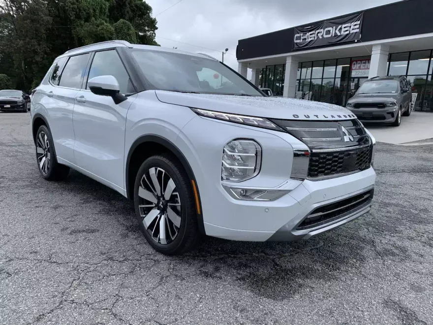 2025 Mitsubishi Outlander SEL photo 1