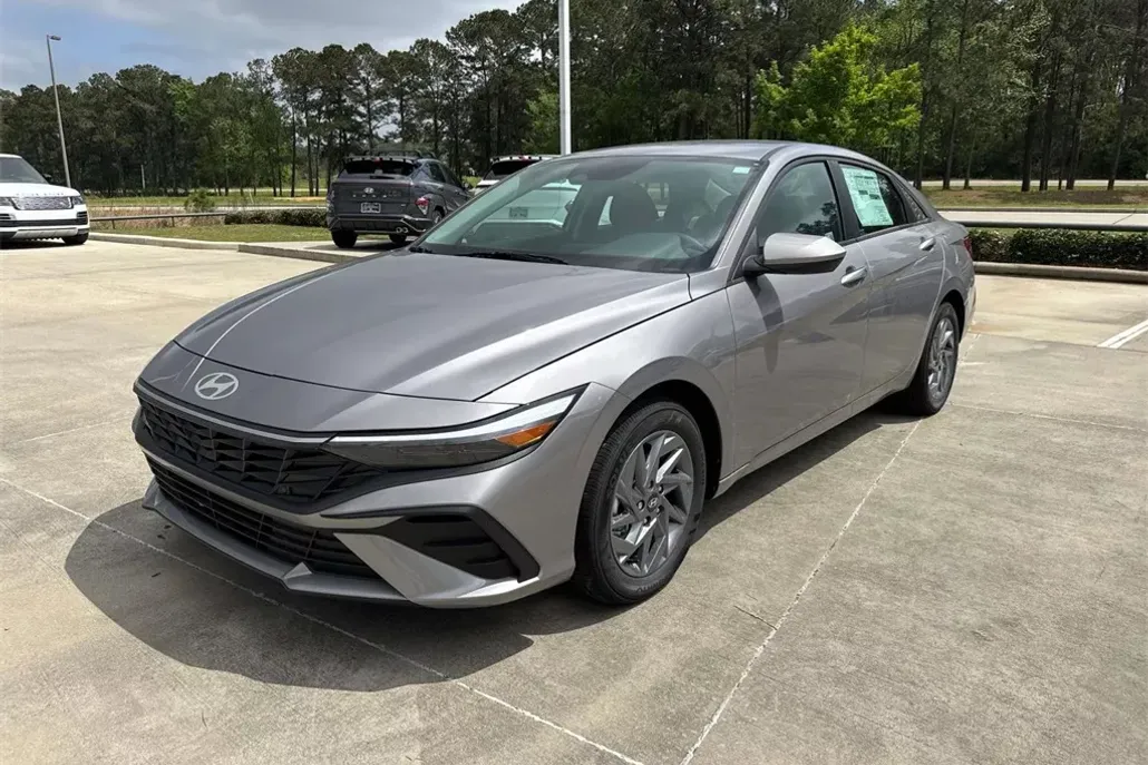 2025 Hyundai Elantra Hybrid photo 1
