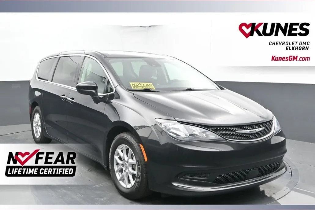 2023 Chrysler Voyager LX photo 1