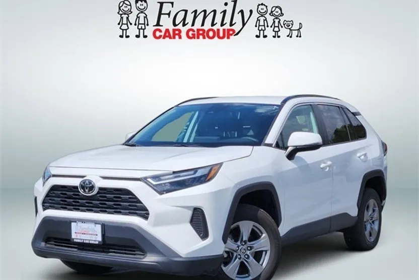 2023 Toyota RAV4 XLE photo 1