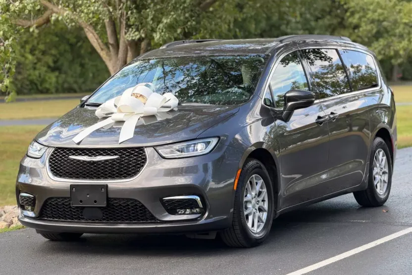2022 Chrysler Pacifica Touring L photo 1