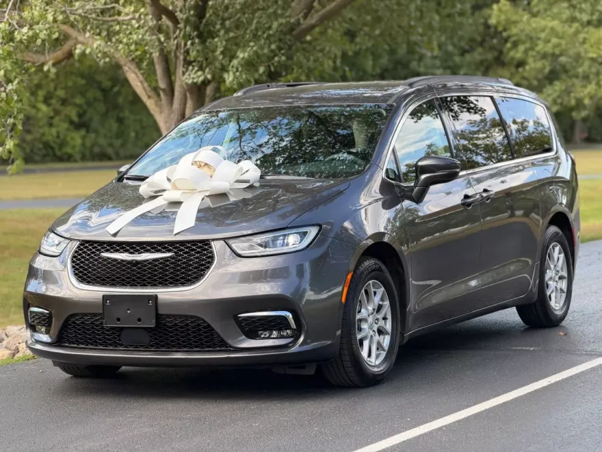 2022 Chrysler Pacifica Touring L photo 1