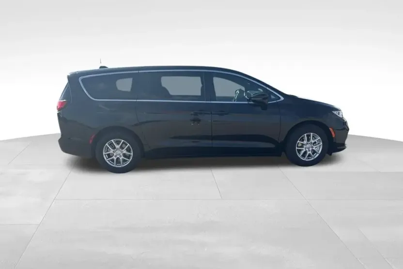 2026 Chrysler Pacifica photo 1