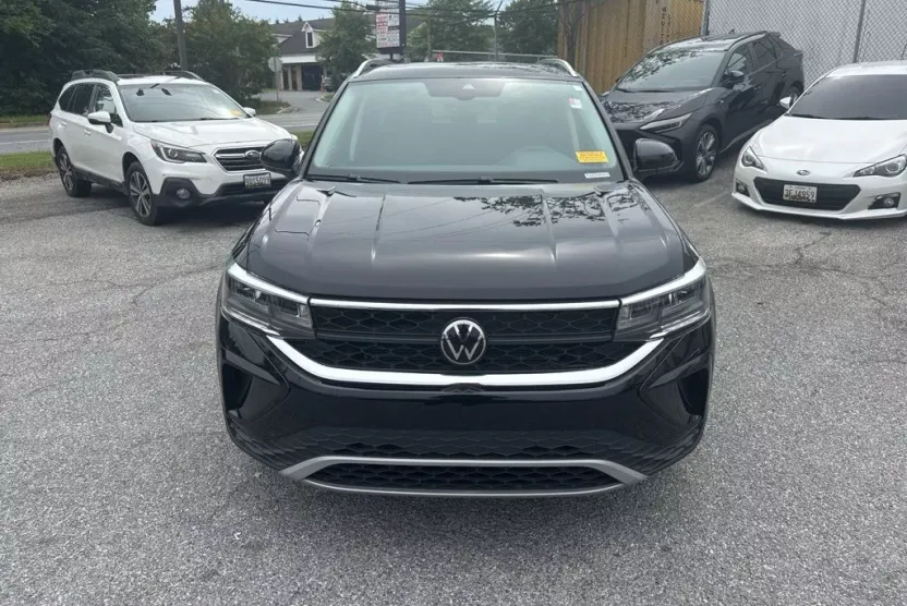 2023 Volkswagen Taos SE photo 1