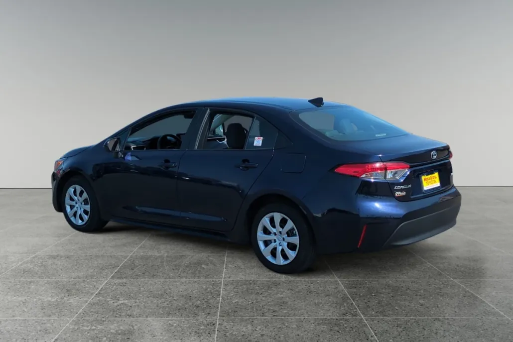 2023 Toyota Corolla LE photo 1