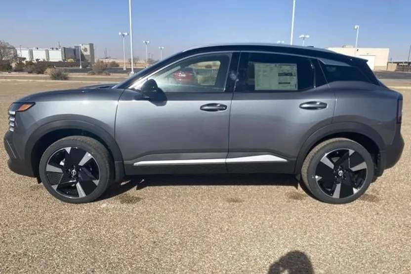 2025 Nissan Kicks SR photo 1