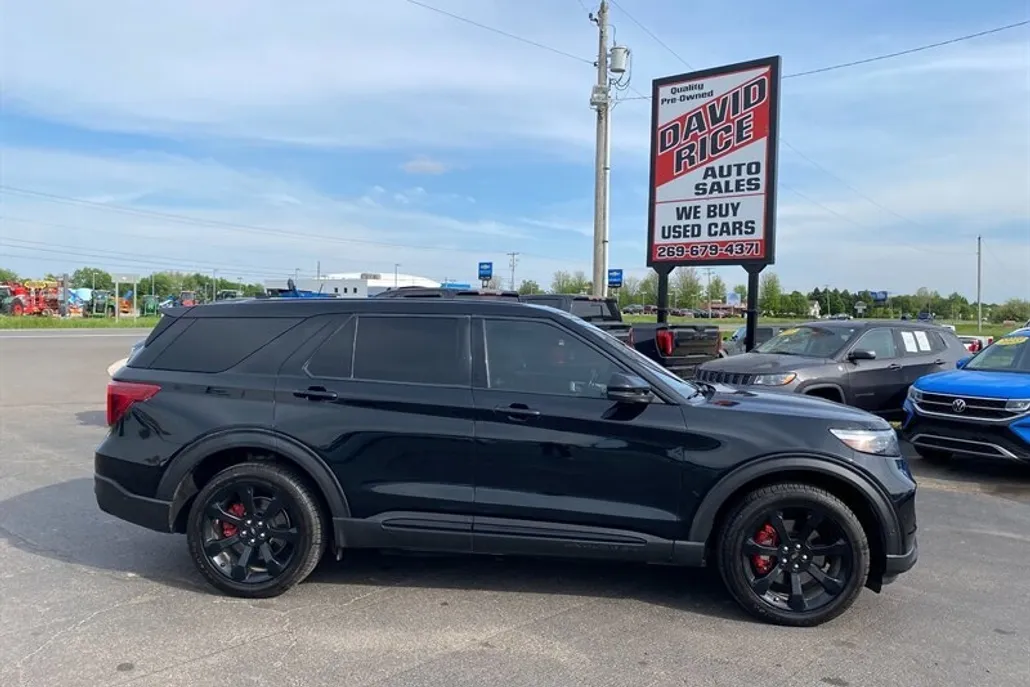 2021 Ford Explorer ST photo 1