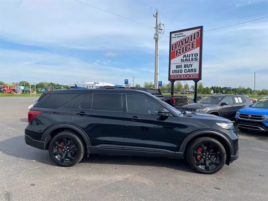2021 Ford Explorer ST photo 1