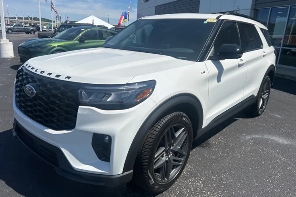 2025 Ford Explorer ST-Line photo 1