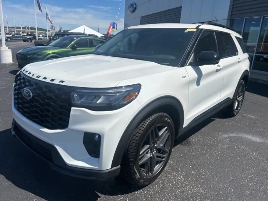 2025 Ford Explorer ST-Line photo 1