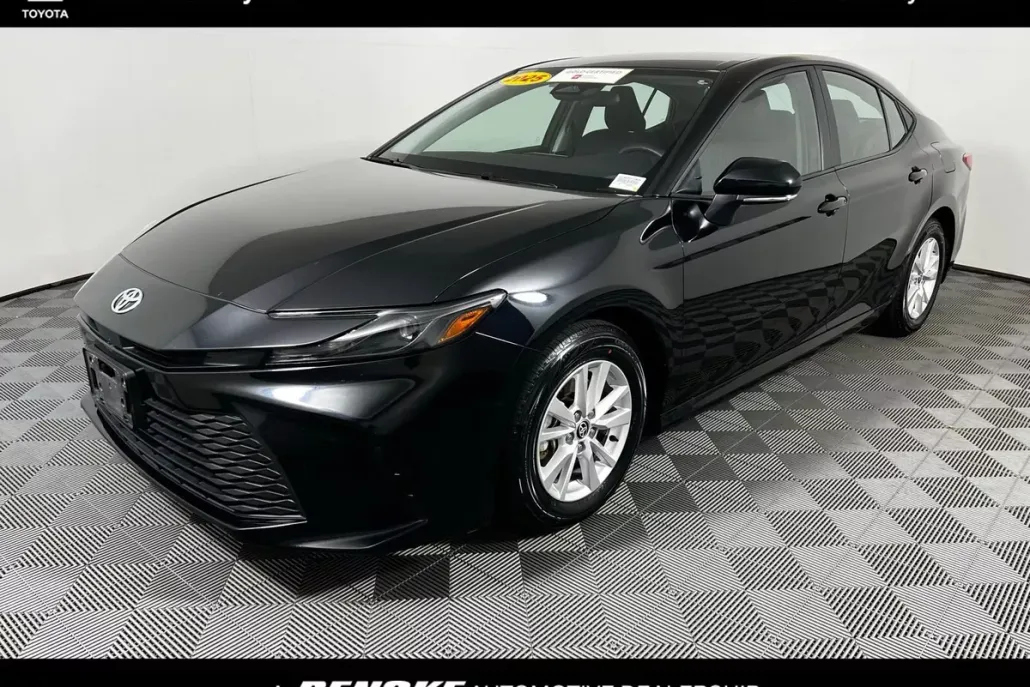 2025 Toyota Camry LE photo 1