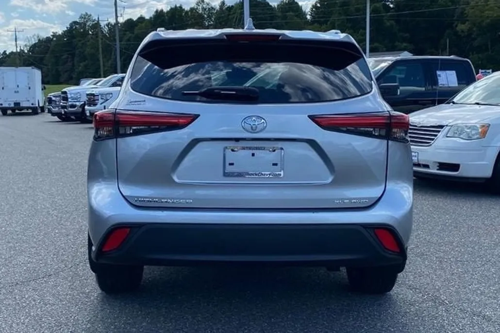 2023 Toyota Highlander L photo 1