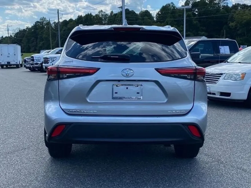 2023 Toyota Highlander L photo 1