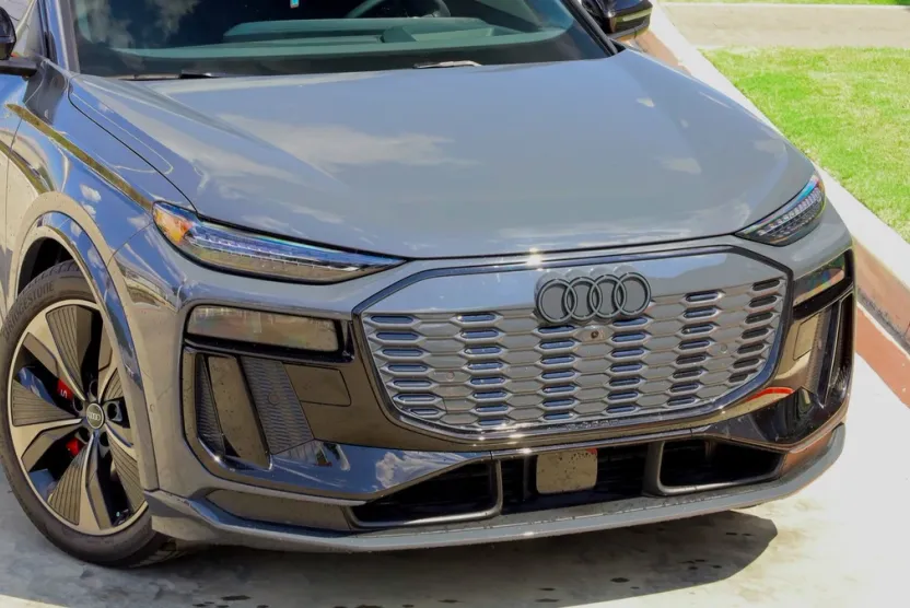 2025 Audi SQ6 photo 1