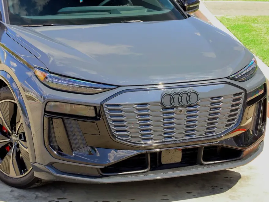 2025 Audi SQ6 photo 1