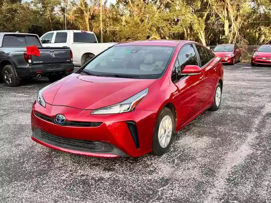 2020 Toyota Prius LE photo 1