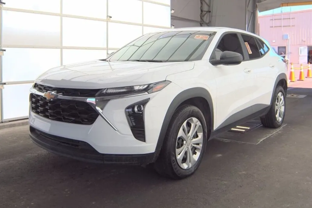 2024 Chevrolet Trax LS photo 1