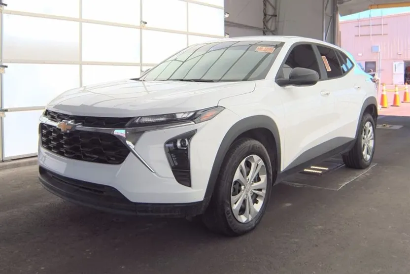 2024 Chevrolet Trax LS photo 1
