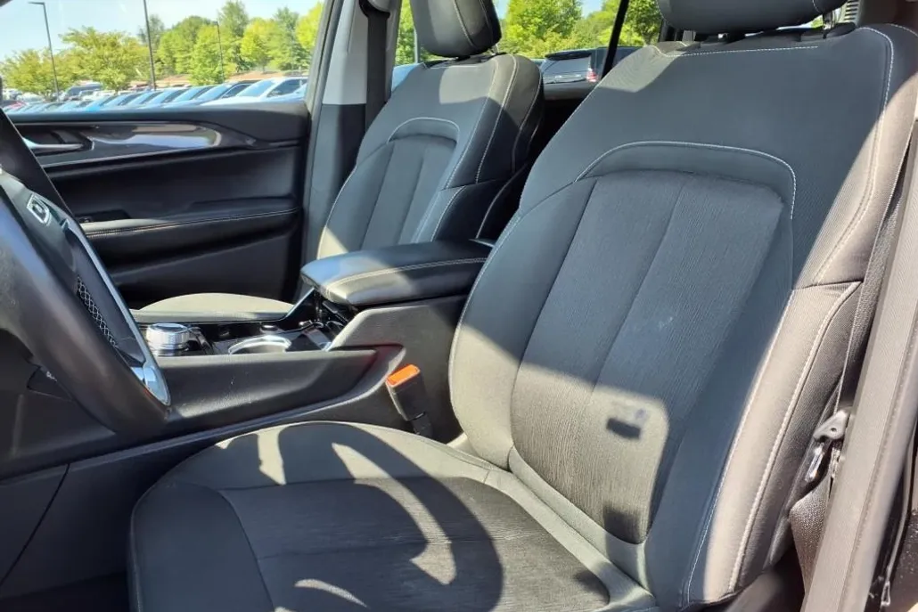 2022 Jeep Grand Cherokee Laredo photo 1
