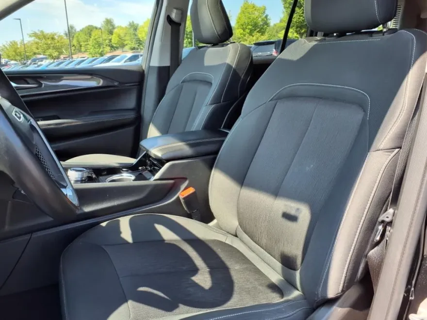 2022 Jeep Grand Cherokee Laredo photo 1