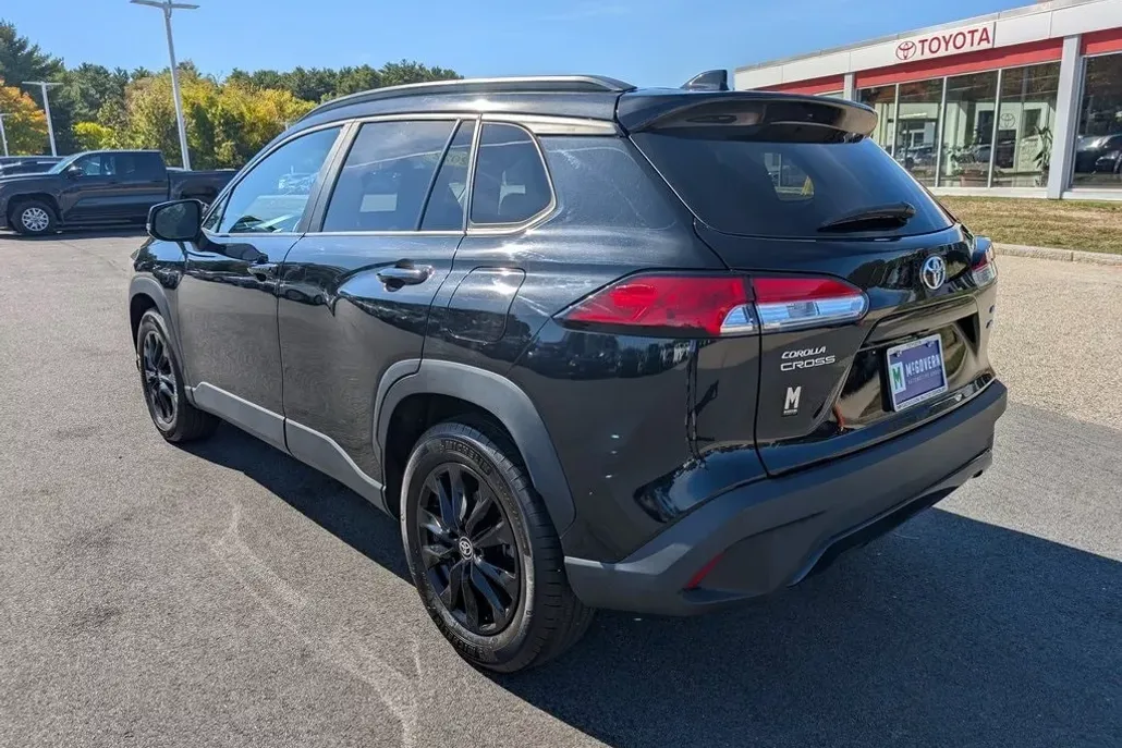 2022 Toyota Corolla Cross LE photo 1