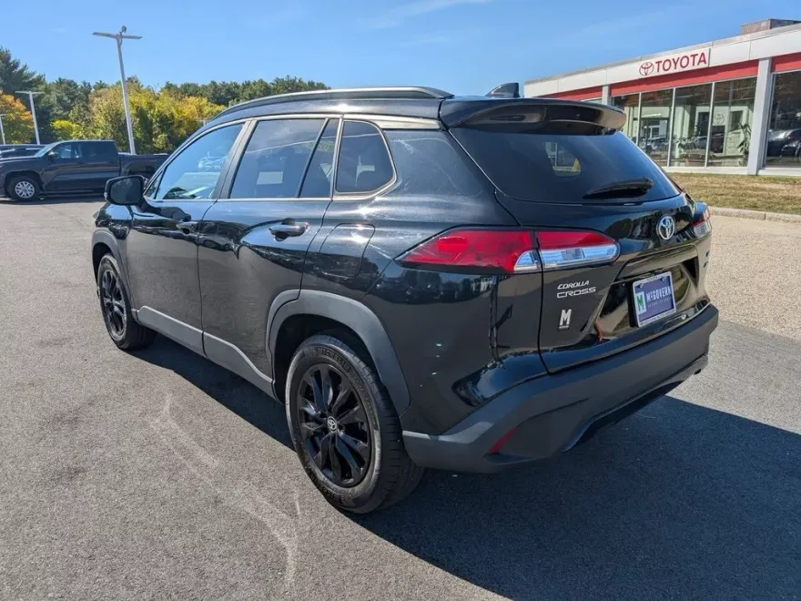 2022 Toyota Corolla Cross LE photo 1