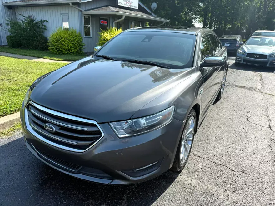 2017 Ford Taurus Limited photo 1
