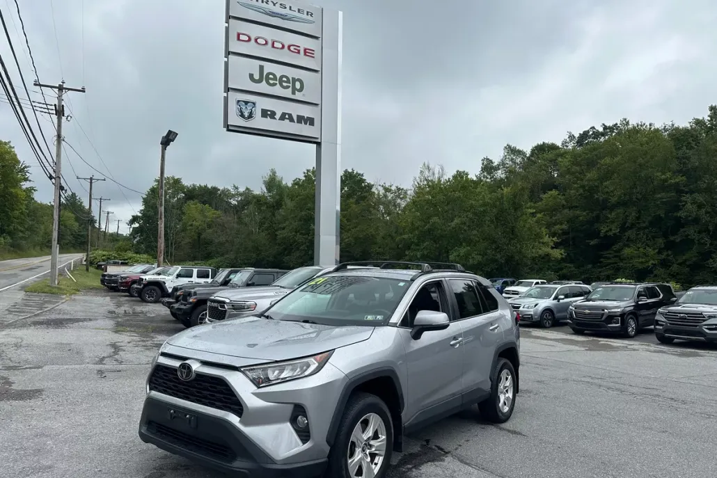 2021 Toyota RAV4 XLE photo 1