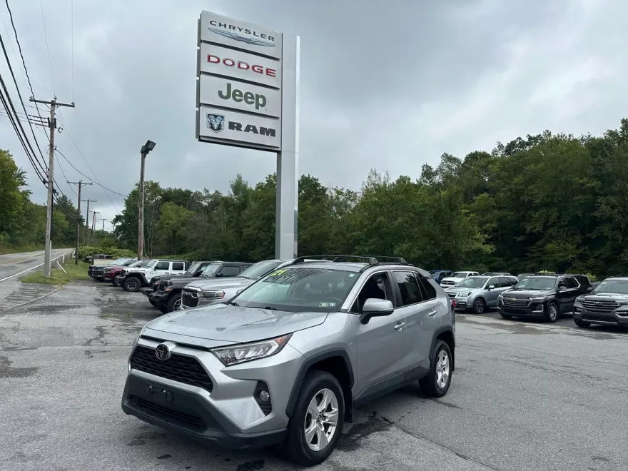 2021 Toyota RAV4 XLE photo 1